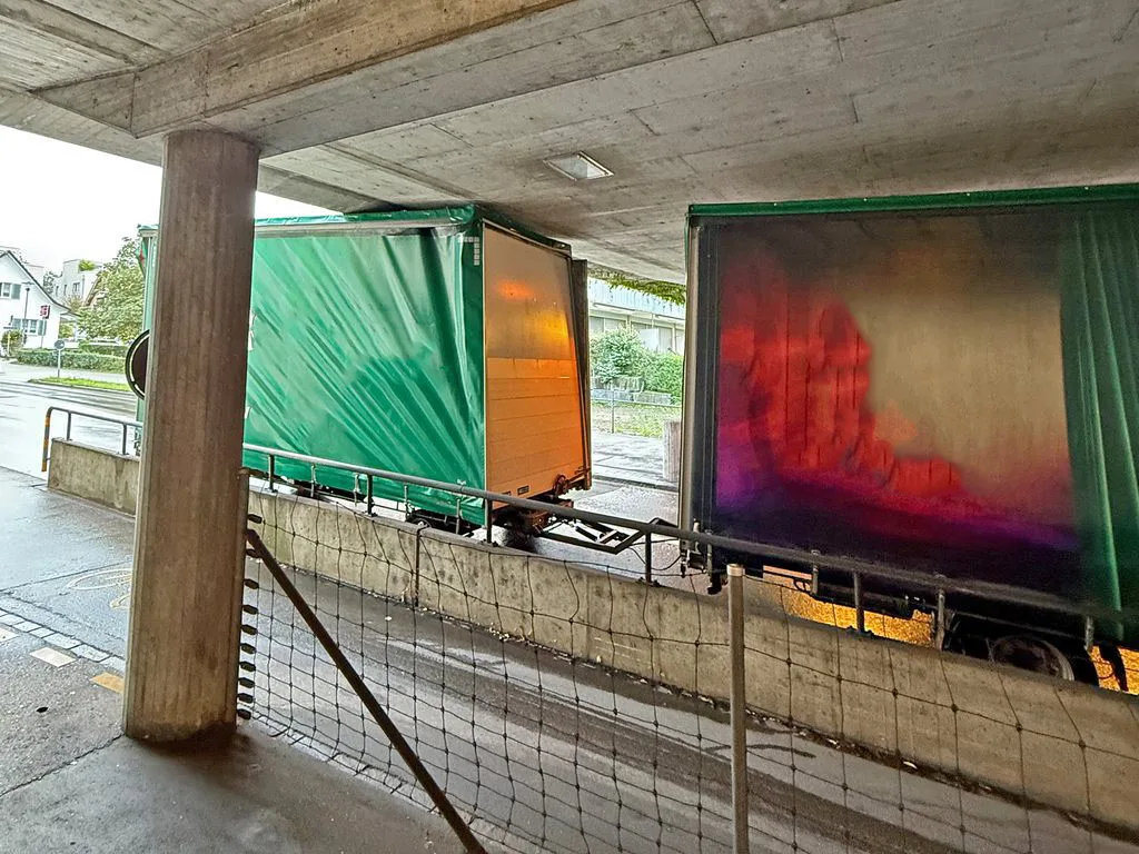 Ein Lkw blieb mit einem Anhänger in einer Unterführung in Uster stecken.